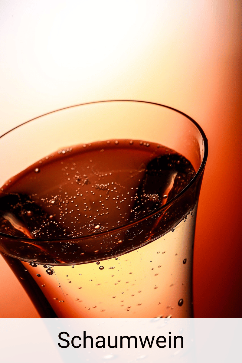 Blaue Trauben mit Rebblatt – Roséweine bei WEINBÄR
