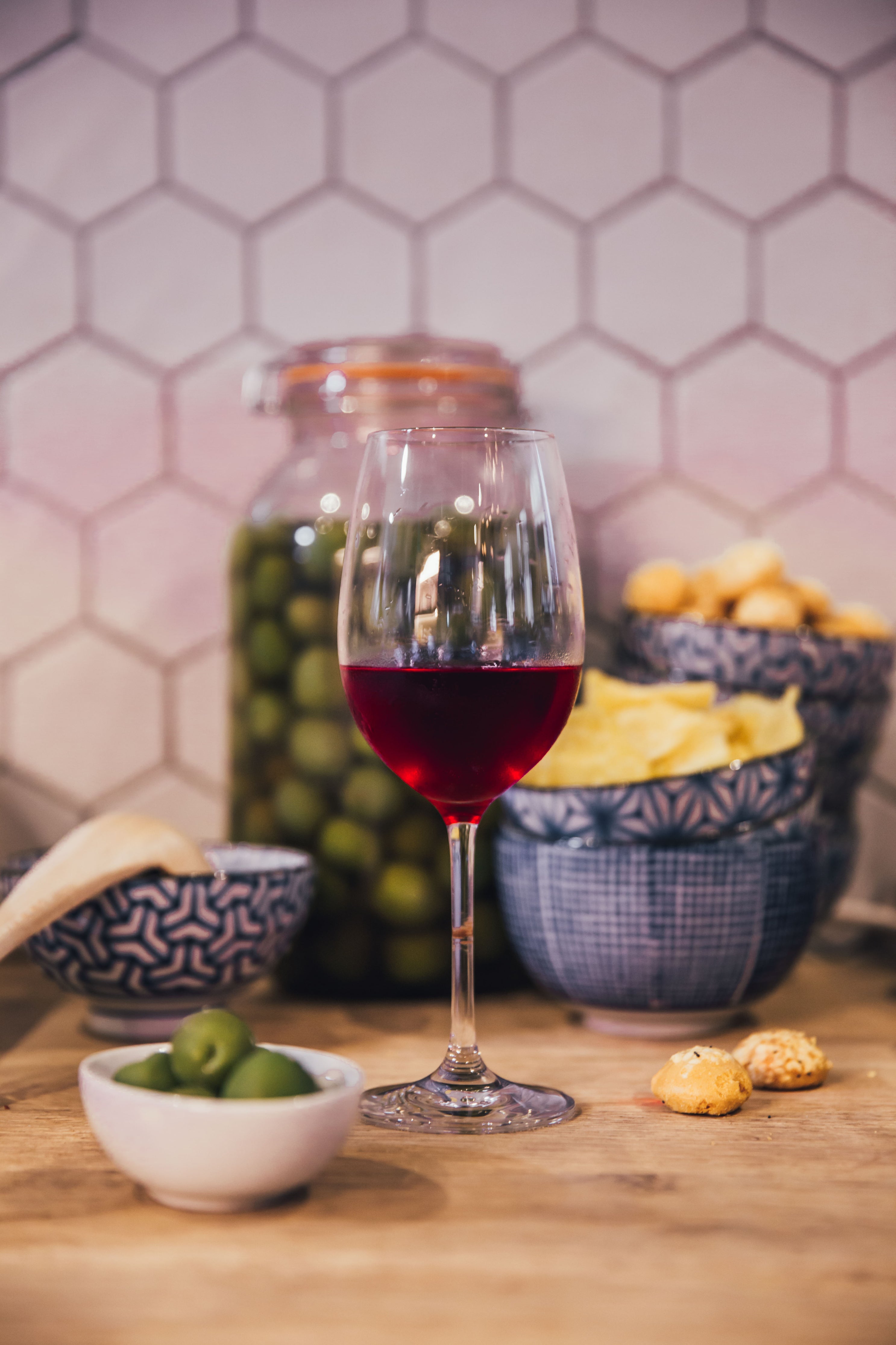 Glas Rotwein neben Früchten und Nüssen – Aromenwelt des Weins